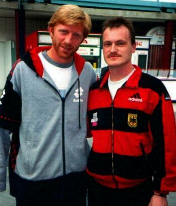 Mit Boris Becker, einem meiner sportlichen Vorbilder. Dieses Foto wurde 1998 von Nicolas Kiefer, zu dieser Zeit Soldat in der Sportfördergruppe der Bundeswehr Hannover, während des Vorbereitungs-Trainings zum Davis-Cup-Spiels in Bremen gegen Südafrika aufgenommen.
